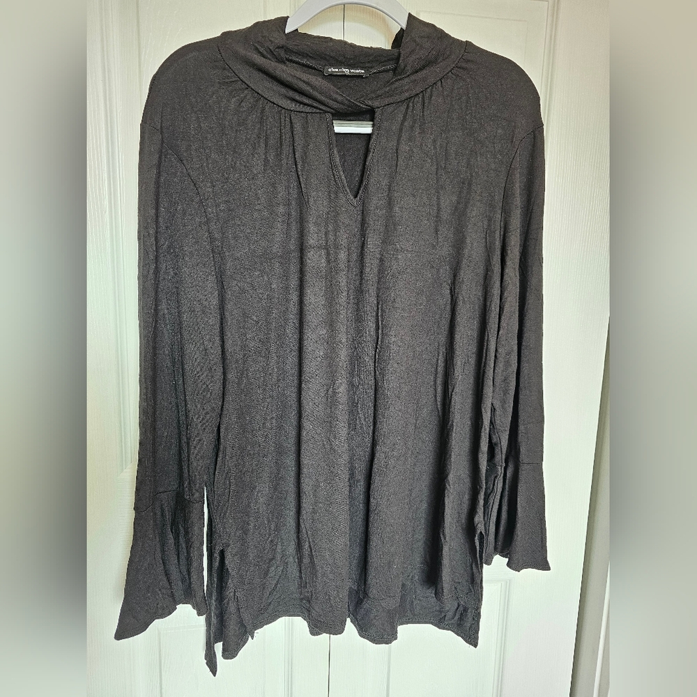 Cha Cha Vente Black Keyhole Twist Top